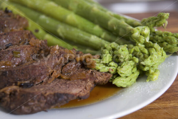 Pferderoastbeef mit grünem Spargel Detail - Fotos-Schmiede