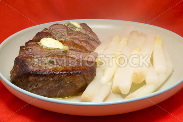 Pferderoastbeef mit weißem Spargel Aufsicht - Fotos-Schmiede