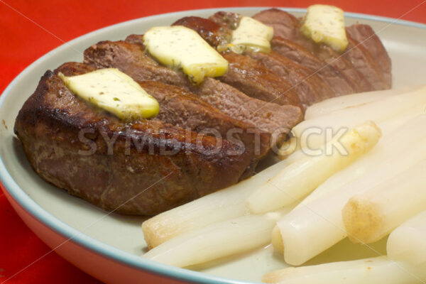 Pferderoastbeef mit weißem Spargel Detail - Fotos-Schmiede