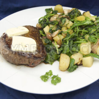 Pferderumpsteak mit Knoblauchbutter und Macédoine Aufsicht - Fotos-Schmiede