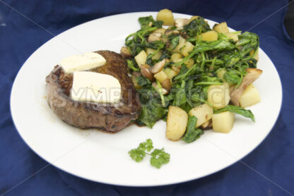 Pferderumpsteak mit Knoblauchbutter und Macédoine Aufsicht - Fotos-Schmiede