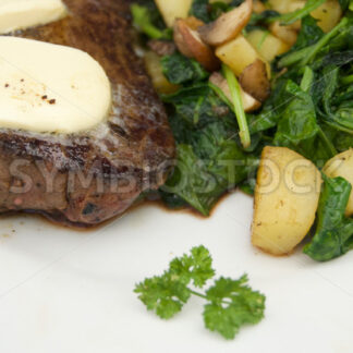 Pferderumpsteak mit Knoblauchbutter und Macédoine Detail - Fotos-Schmiede