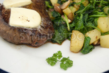 Pferderumpsteak mit Knoblauchbutter und Macédoine Detail - Fotos-Schmiede