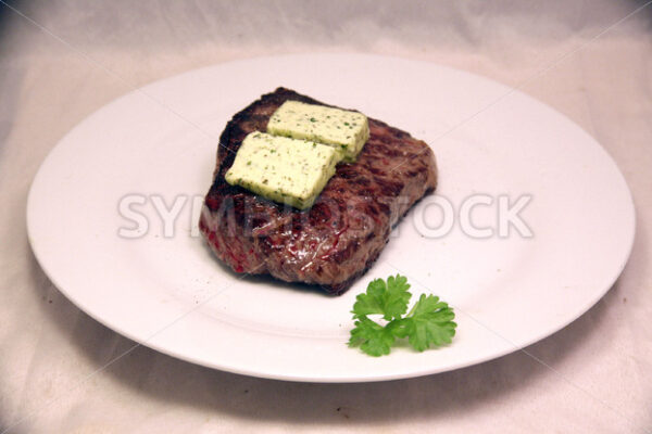 Pferderumpsteak mit Kräuterbutter Aufsicht - Fotos-Schmiede