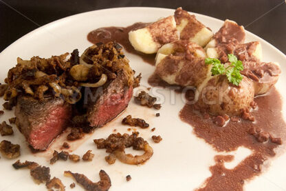 Pferdesteak mit Rotweinsauce Aufsicht - Fotos-Schmiede