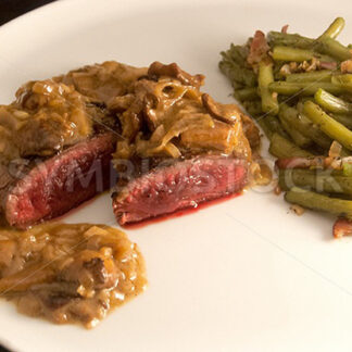 Pferdesteak mit Steinpilzsauce und Prinzessböhnchen Aufsicht - Fotos-Schmiede