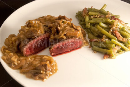 Pferdesteak mit Steinpilzsauce und Prinzessböhnchen Aufsicht - Fotos-Schmiede