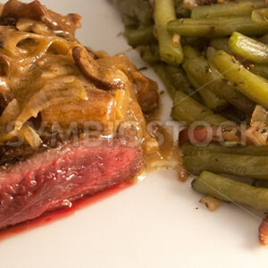 Pferdesteak mit Steinpilzsauce und Prinzessböhnchen Detail - Fotos-Schmiede