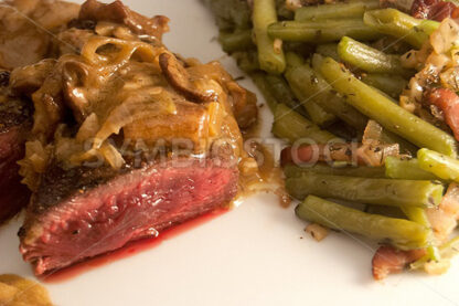 Pferdesteak mit Steinpilzsauce und Prinzessböhnchen Detail - Fotos-Schmiede