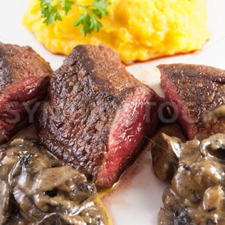 Pferdesteaks mit Champignonsauce und Kartoffelstampf Detail - Fotos-Schmiede