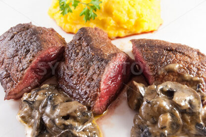 Pferdesteaks mit Champignonsauce und Kartoffelstampf Detail - Fotos-Schmiede